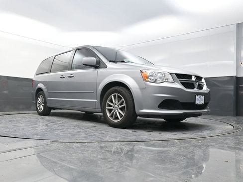 Used 2016 Dodge Grand Caravan SE image 21