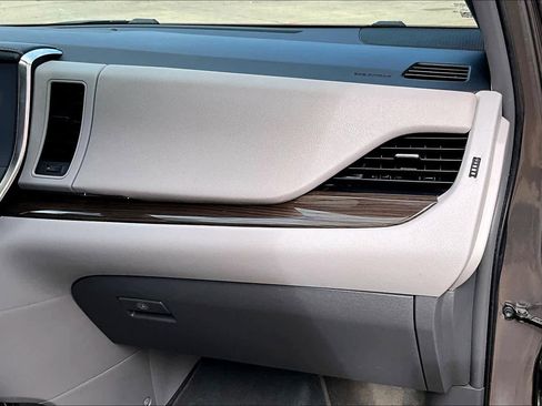 Used 2018 Toyota Sienna XLE Premium image 17