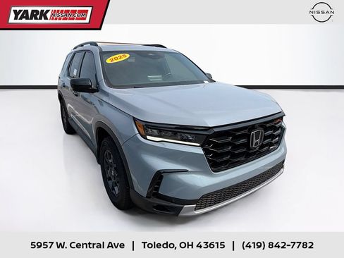 Used 2025 Honda Pilot TrailSport image 1