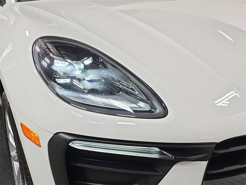Used 2025 Porsche Macan image 12