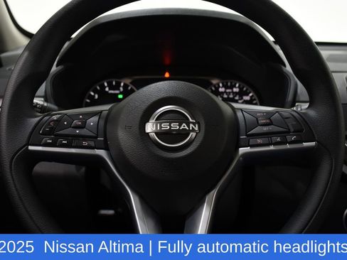 Used 2025 Nissan Altima 2.5 SV image 11