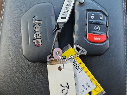 Used 2020 Jeep Gladiator Overland AWD/4WD image 29