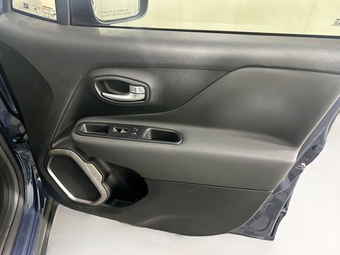 Used 2023 Jeep Renegade Latitude image 31