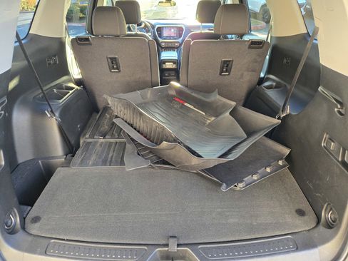 Certified 2023 GMC Acadia SLE w/ Driver Convenience Package image 9