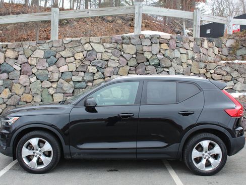 Used 2019 Volvo XC40 T5 Momentum image 6