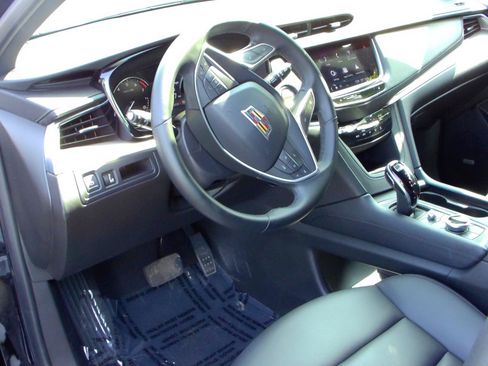 Used 2025 Cadillac XT5 Luxury w/ LPO, Floor Liner Package AWD/4WD image 5
