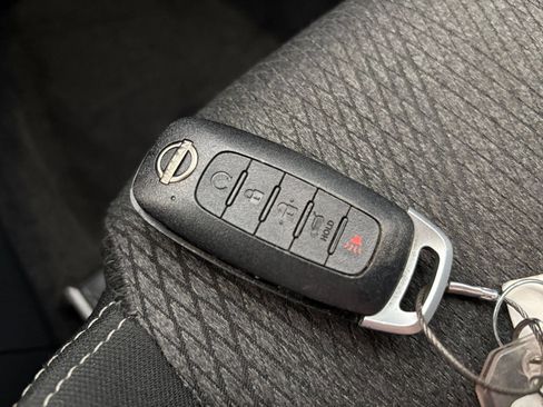 Used 2025 Nissan Rogue SV FWD image 21