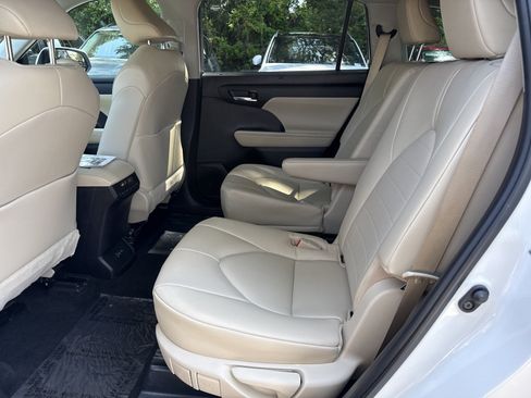 Used 2023 Toyota Highlander XLE FWD image 34