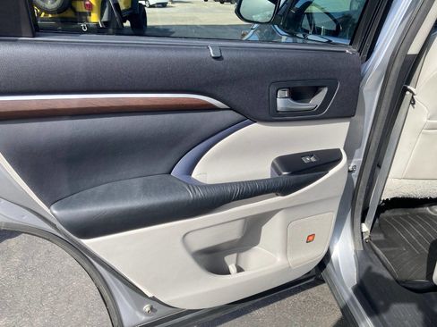 Used 2015 Toyota Highlander Limited AWD/4WD image 30