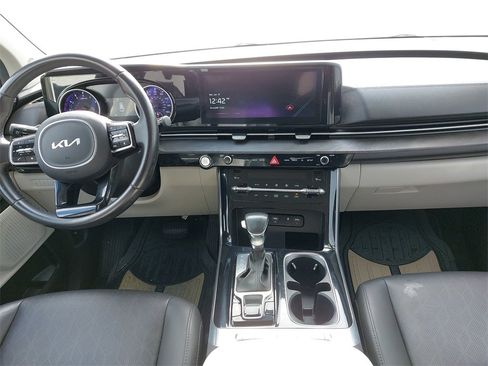 Used 2022 Kia Carnival EX image 9