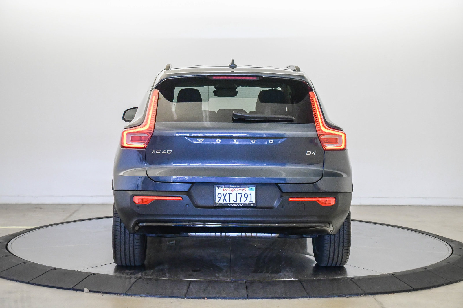 Used 2026 Volvo XC40 B4 Plus w/ Climate Package FWD image 3