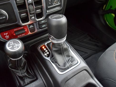 Used 2025 Jeep Gladiator Mojave w/ Convenience Group AWD/4WD image 14