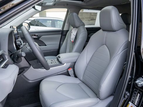 New 2026 Toyota Highlander XLE image 13