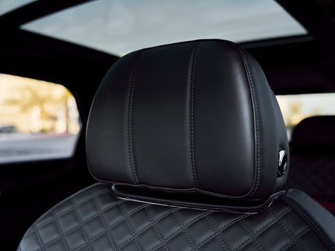 Used 2022 Bentley Bentayga image 43