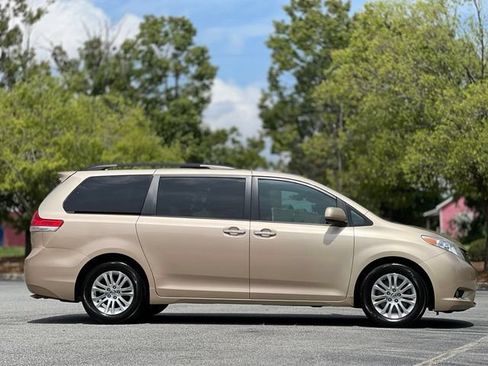 Used 2013 Toyota Sienna XLE w/ Premium Pkg FWD image 4