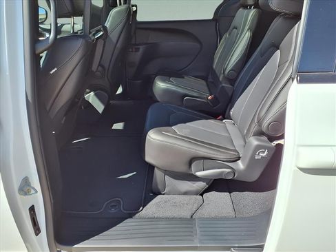 New 2026 Chrysler Pacifica Select FWD image 23