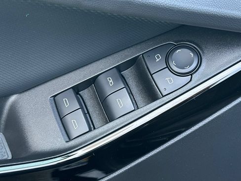 Used 2025 Chevrolet Equinox LT w/ Safety and Technology Package FWD image 12
