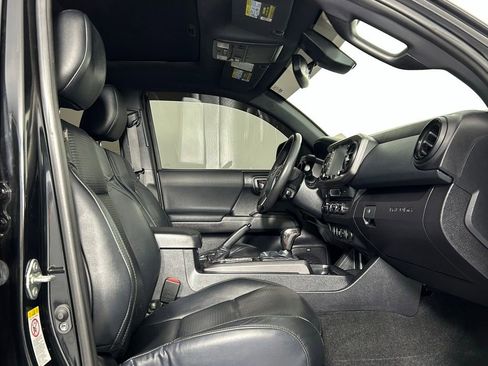 Used 2020 Toyota Tacoma TRD Sport w/ TRD Premium Sport Package AWD/4WD image 10