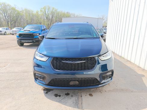Used 2025 Chrysler Pacifica Limited FWD image 7