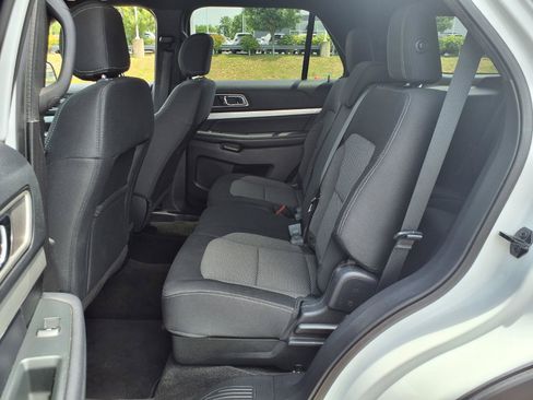 Used 2017 Ford Explorer XLT w/ Equipment Group 201A AWD/4WD image 9