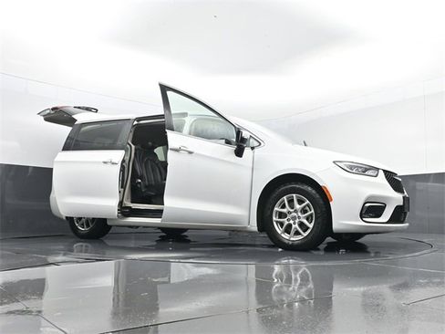 Used 2023 Chrysler Pacifica Touring-L image 32