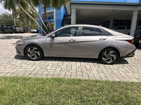 Used 2025 Hyundai Elantra SEL FWD image 32