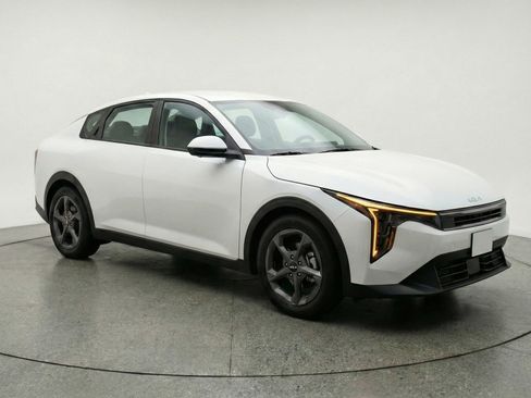 Used 2025 Kia K4 FWD image 1