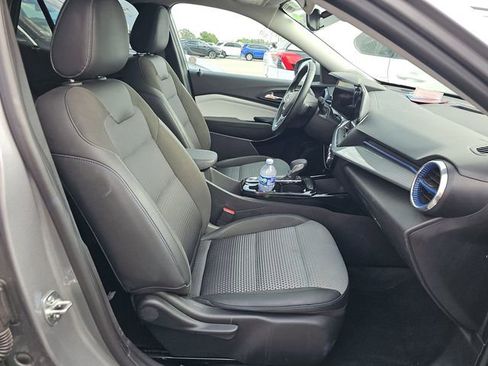 Used 2025 Chevrolet Trax LT w/ LT Convenience Package FWD image 18
