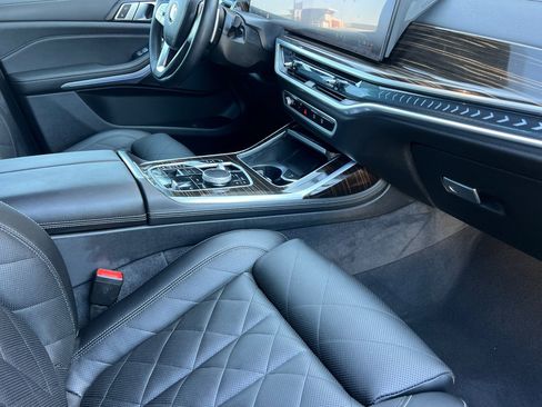 Used 2025 BMW X7 xDrive40i w/ Climate Comfort Package image 18
