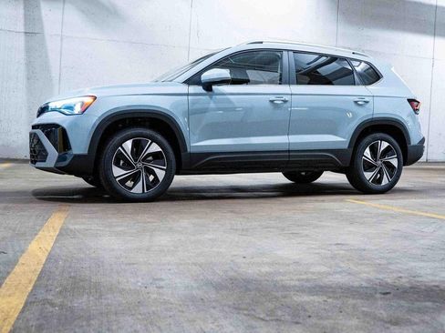 New 2026 Volkswagen Taos SE image 3