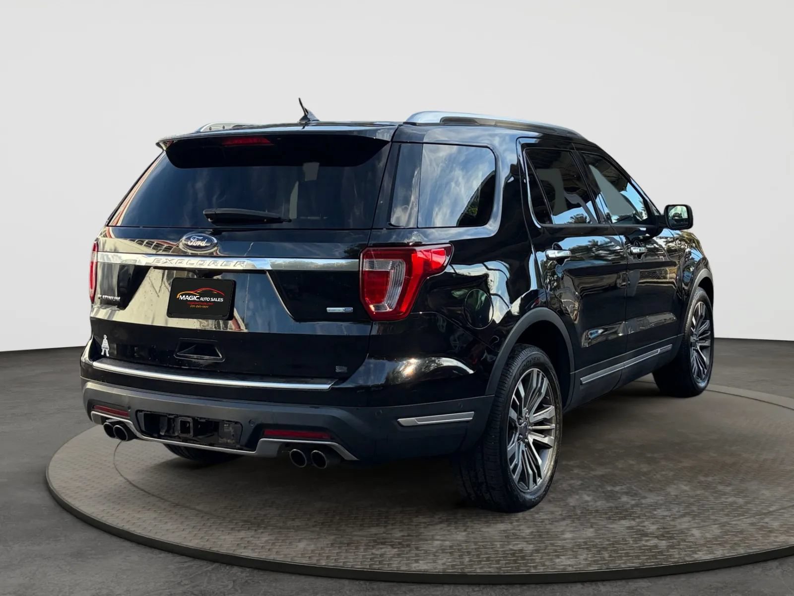 Used 2018 Ford Explorer Platinum AWD/4WD image 10