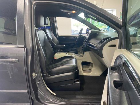 Used 2017 Dodge Grand Caravan SXT image 17
