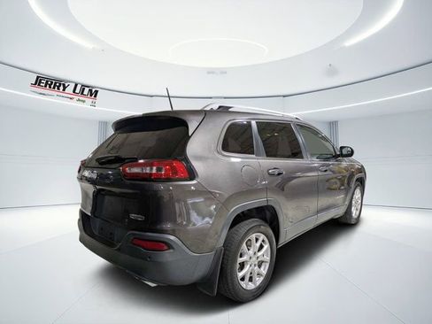 Used 2018 Jeep Cherokee Latitude Plus w/ Comfort/Convenience Group FWD image 3