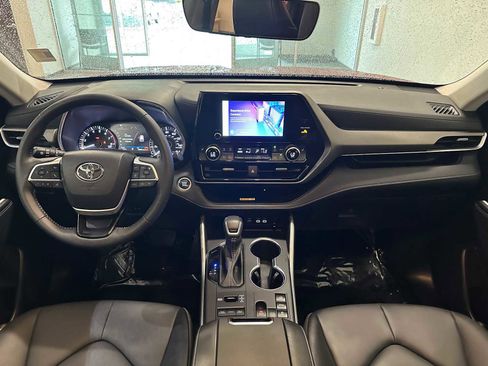 Certified 2025 Toyota Highlander XLE AWD/4WD image 10