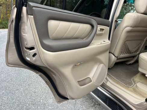 Used 2006 Toyota Land Cruiser image 36