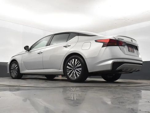 Used 2024 Nissan Altima 2.5 SV FWD image 12