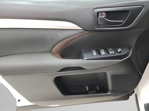 Used 2019 Toyota Highlander LE image 21