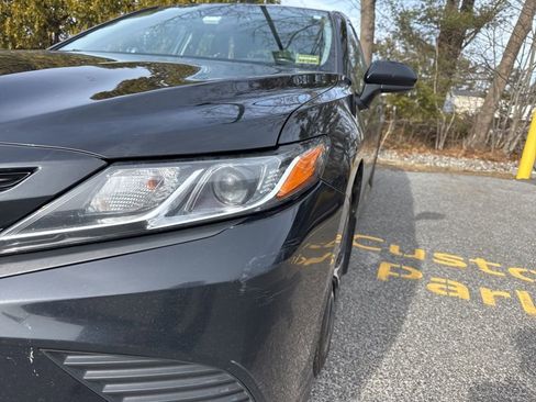 Used 2019 Toyota Camry SE image 2