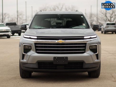 Used 2025 Chevrolet Traverse LT image 2