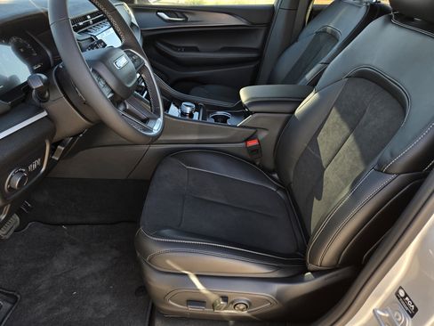 New 2025 Jeep Grand Cherokee Altitude image 12