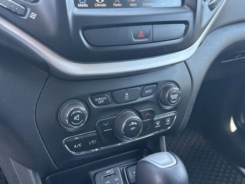 Used 2018 Jeep Cherokee Latitude Plus w/ Cold Weather Group FWD image 33