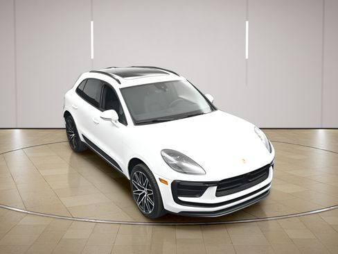 Used 2026 Porsche Macan AWD/4WD image 40