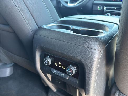 Used 2024 Chevrolet Traverse LT AWD/4WD image 32