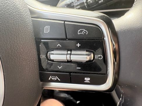 Used 2025 Kia Carnival FWD image 16