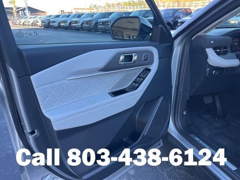 Used 2025 Ford Explorer Platinum w/ Ultimate Package image 5