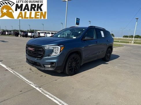 Used 2024 GMC Terrain SLT w/ Tech Package FWD image 2