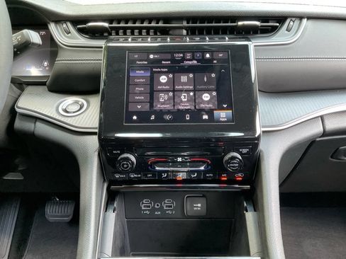 Used 2023 Jeep Grand Cherokee Laredo AWD/4WD image 32