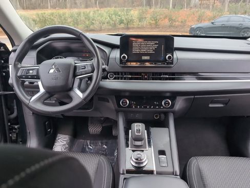 Used 2024 Mitsubishi Outlander ES image 15