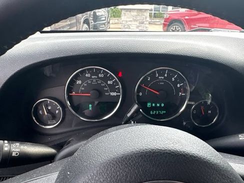 Used 2017 Jeep Wrangler Unlimited Sahara w/ Connectivity Group AWD/4WD image 21