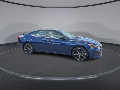 Used 2023 Nissan Altima 2.5 SR w/ SR Premium Package FWD image 2